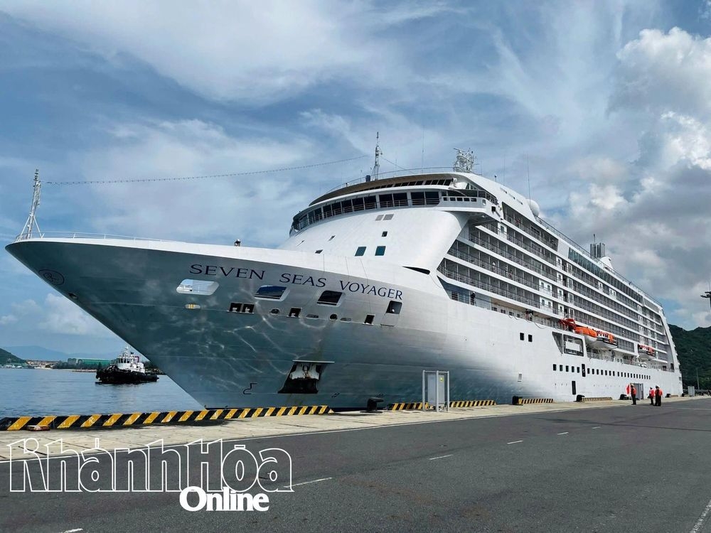 Two cruise ships bring 1,400 foreign tourists to Khanh Hoa